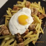 Raxo con huevo y patatas fritas